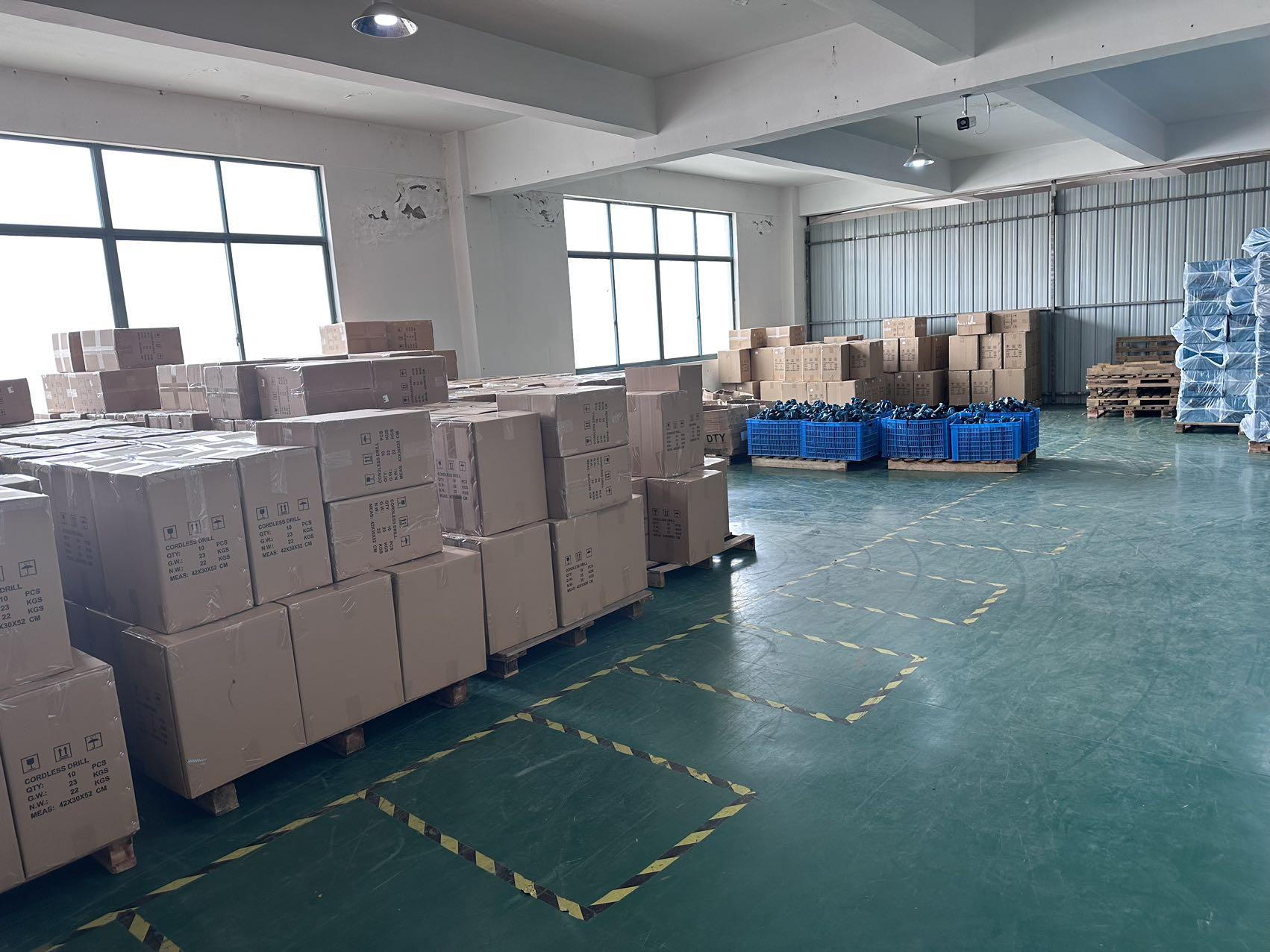 تتميز الأدوات الكهربائية بميزات خاصة مثل المحركات الكهربائية التي تساعد في القضاء على العمل اليدوي الثقيل.