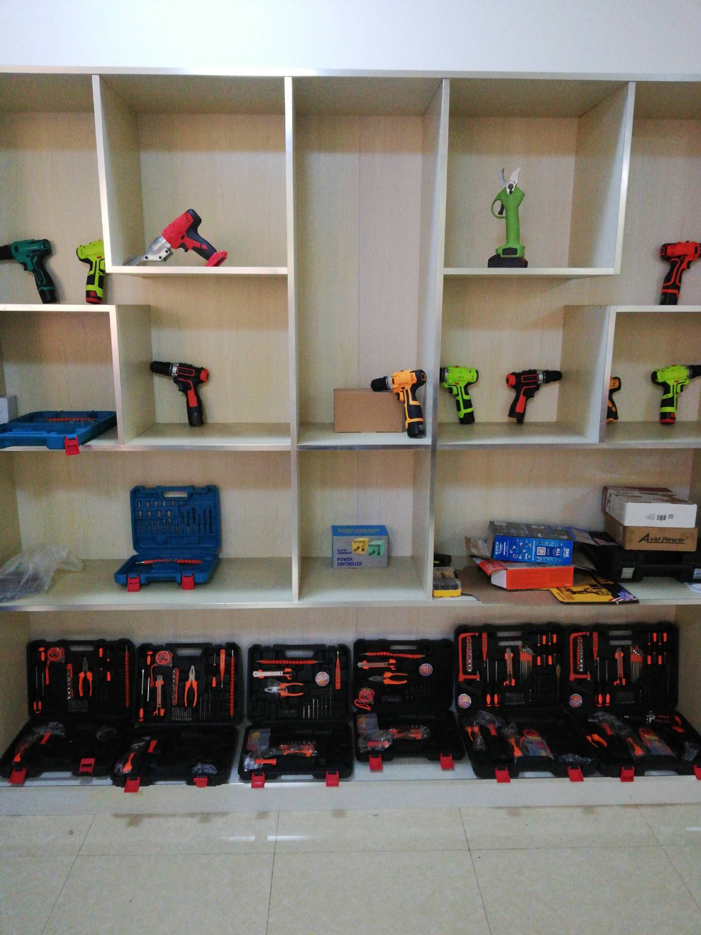 غالبا ما تتمتع أدوات الطاقة الثابتة بمزايا في السرعة والدقة.