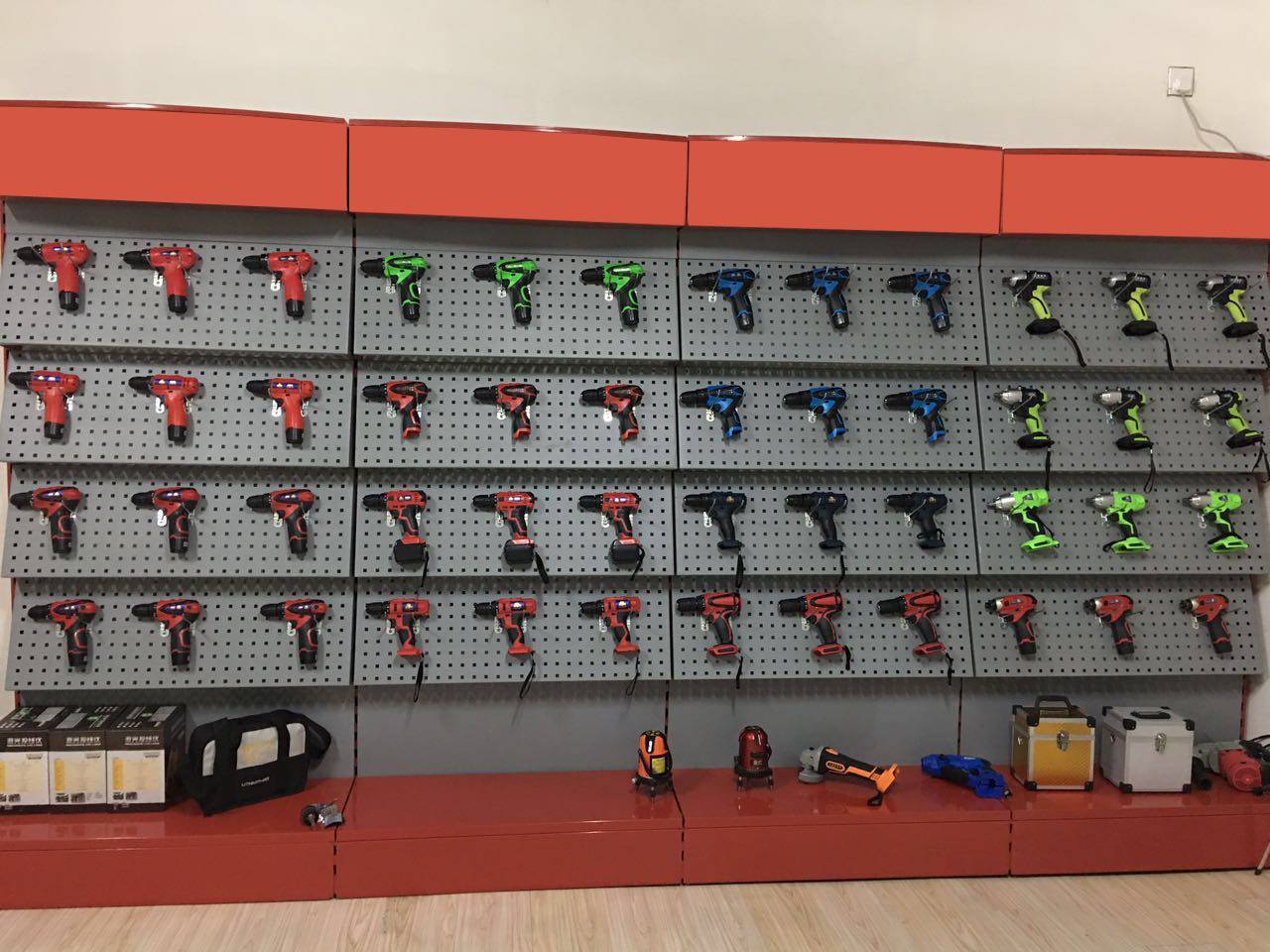 أداة الطاقة هي أداة يتم تشغيلها بواسطة مصدر وآلية طاقة إضافية ، بدلا من استخدام الأدوات اليدوية فقط للعمل اليدوي.