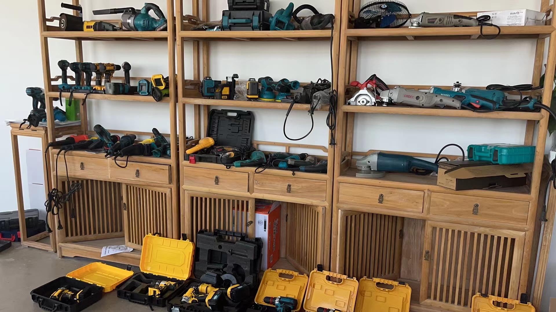 من المعروف أن لديها العديد من المستخدمين في كل من المواقع المنزلية والصناعية. أدوات السلطة لديها العديد من المزايا المضافة على أنواع أخرى من الأدوات.