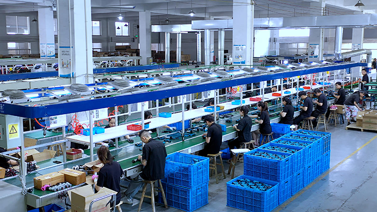 لا يمكن دفع البراغي أو المسامير إلى الخرسانة باستخدام الأدوات اليدوية ، ولكن باستخدام الأدوات المناسبة ، يمكن دفع المراسي الخرسانية إلى جدران التثبيت والأرضيات الخرسانية.